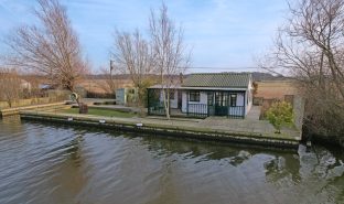 Repps with Bastwick - 2 Bedroom Detached bungalow