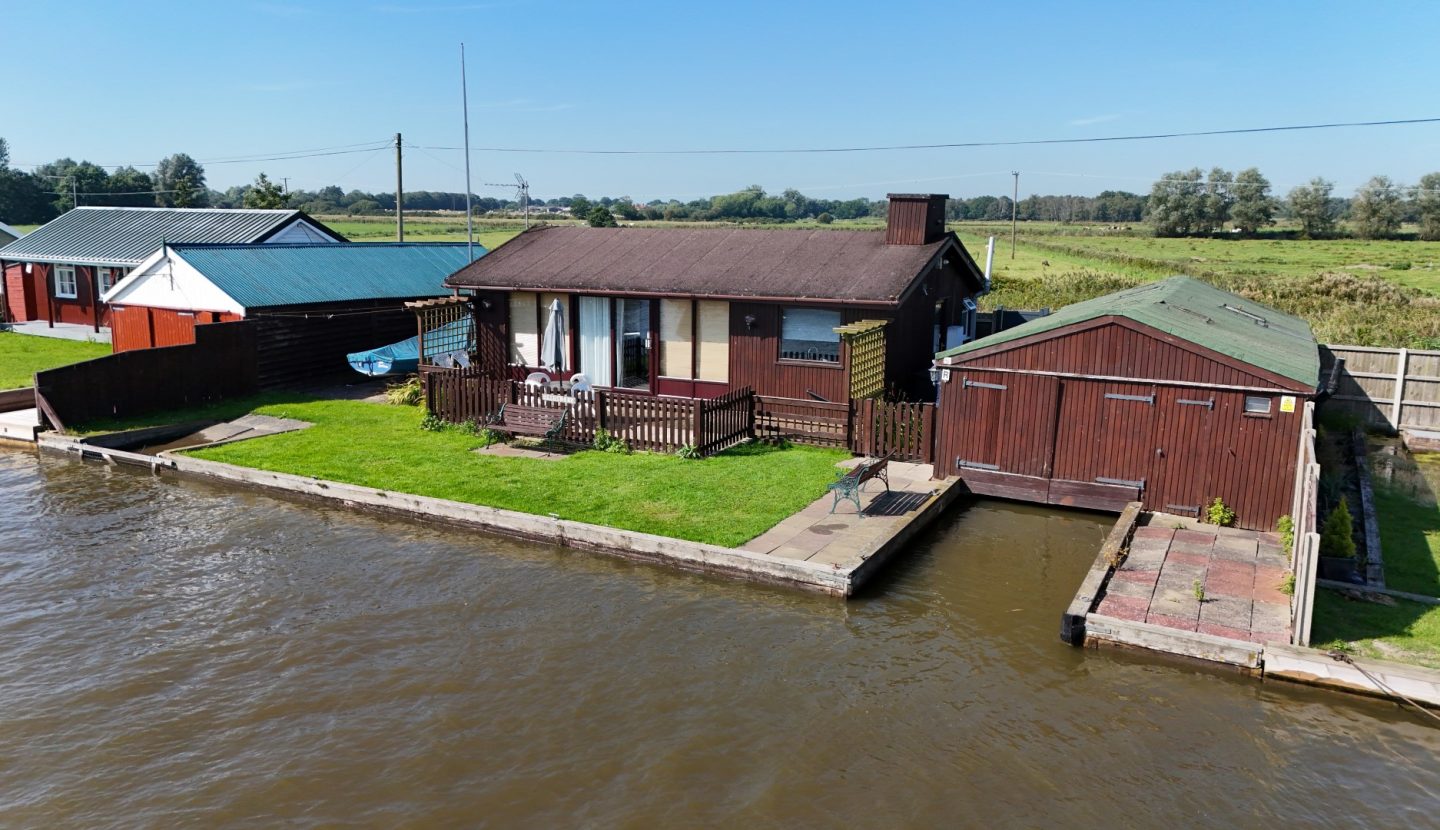 3 bed bungalow, Potter Heigham Waterside Estate Agents